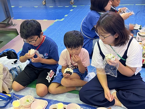 おにぎりを食べている様子