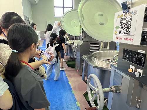 QRコードを読み取って調理釜の動画を見ている様子