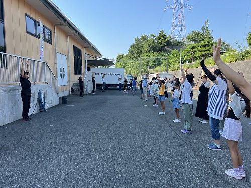 ラジオ体操をしている様子