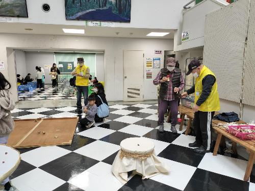 コマ回しで遊ぶ人たち