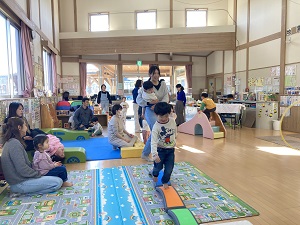 バランスアーチを歩く幼児