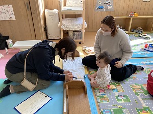 計測後、保健師から話を聞く親子