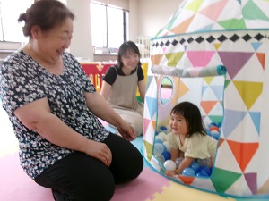 ボールプールで遊ぶ親子三世代