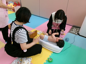 体重を測る乳児