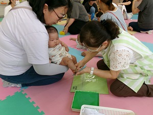 足型をとる様子