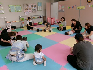 リトミックふれあい遊びをする親子たち