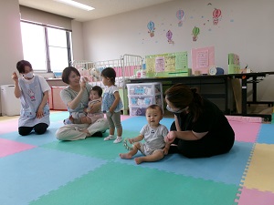 鈴を鳴らす親子たち