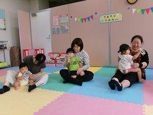 鈴を鳴らす親子たち2