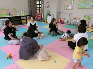 子どもを遊ばせながらトークを楽しむ母たち