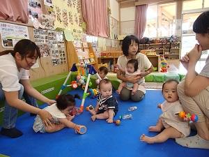 支援センターのおもちゃで遊んでいる親子の写真