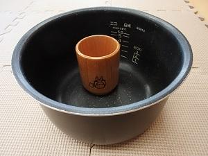 炊飯器の釜の中に湯呑が入っている写真