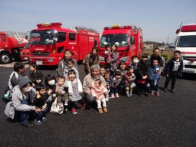 消防車、救急車と一緒に参加した方々の集合写真