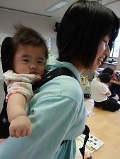 黒色のおんぶ紐を使っておんぶ体験している一組の親子の写真