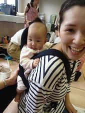 お母さんにおんぶされた赤ちゃんと、笑顔で赤ちゃんをおんぶしているお母さんの写真