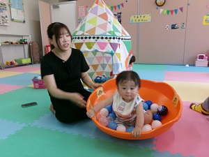 バランス遊びとボールプールで遊ぶ親子