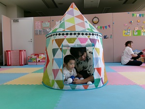 ボールプールで遊ぶ父と子