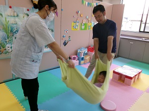 タオルブランコをする父と子