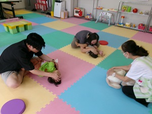 ふれあい遊びをする親子たち