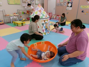 オレンジのバランス遊具で遊ぶ親子