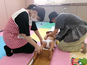 乳児の身長を測定している様子
