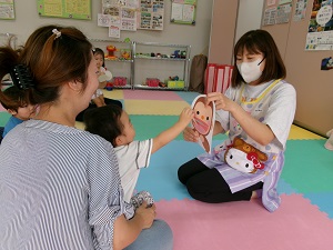 まつぼっくりのペープサートを楽しむ親子