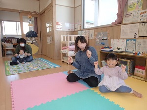 英語リトミックで手遊びをする親子