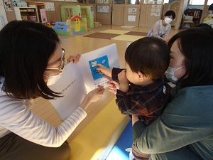 英語のしかけ絵本をめくる男児