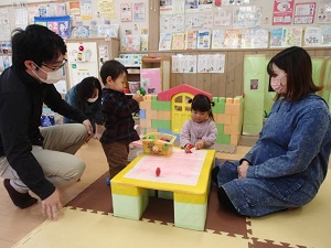 ままごとをする2組の親子