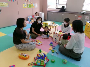 子どもを遊ばせながらトークを楽しむ母たち