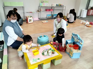 おままごとをする親子と見守る先生