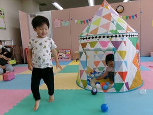 ボールプールで遊ぶ幼児たち