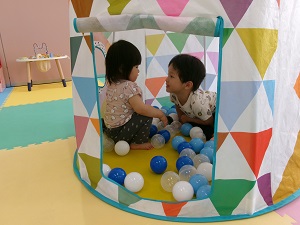 ボールプールの中で遊ぶ幼児たち