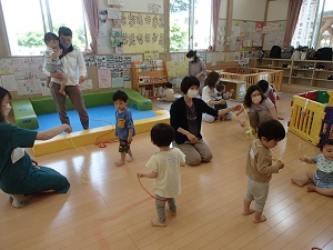 ヒモを使って遊ぶ親子たち