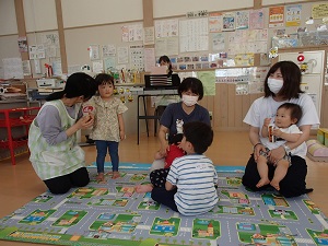 お祝いされる3組の親子