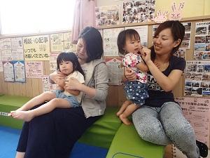 母親に頬や首をつつかれてる子供たちの写真