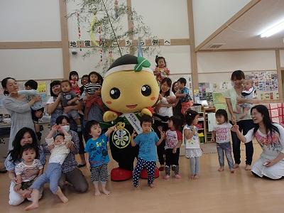笹飾りをバックに、もろ丸くんと参加者の皆さんが集まって写っている集合写真