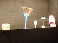 箒やじょうろ、スリッパなどの生活用品が生きているように演じている人形劇の写真