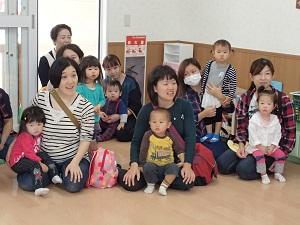 沢山の親子連れの参加者が室内に座っている写真