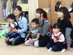 子どもを膝の上に座らせている3組の親子の写真