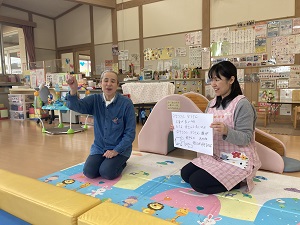 ぞうさんの手話をする先生