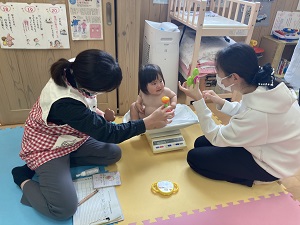 体重を測る乳児の様子