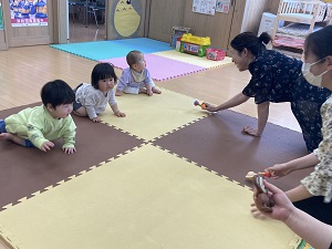 はいはいを誘うママと乳児たち