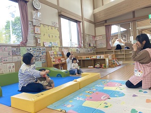 ぞうさんを手話で歌う親子たち