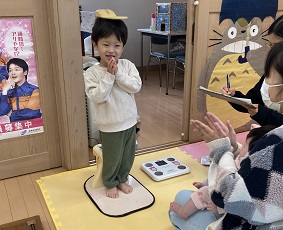 身長を測る男児