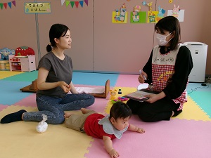測定後、助産師とお話しする母