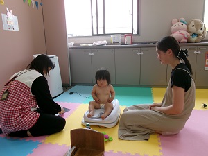 体重を測る幼児