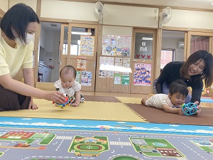 はいはいレースをする親子たち