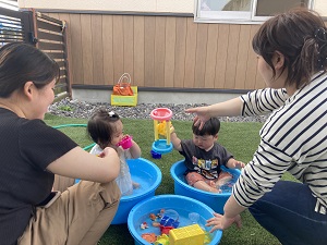 水遊びをする親子たち