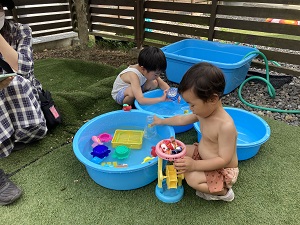 水遊びをする男児たち
