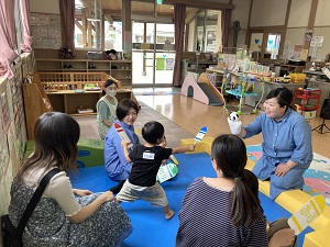 あーやさんとクレヨンのペープサートで楽しむ親子たち